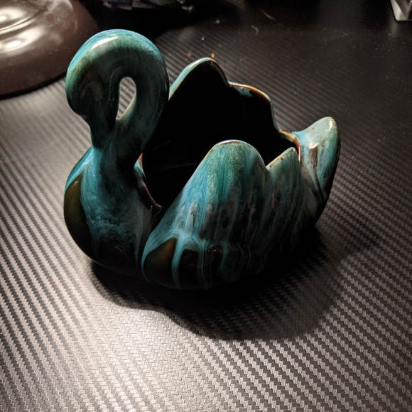 Blue Mountain Swan Sculpture - Picture 1 of 1